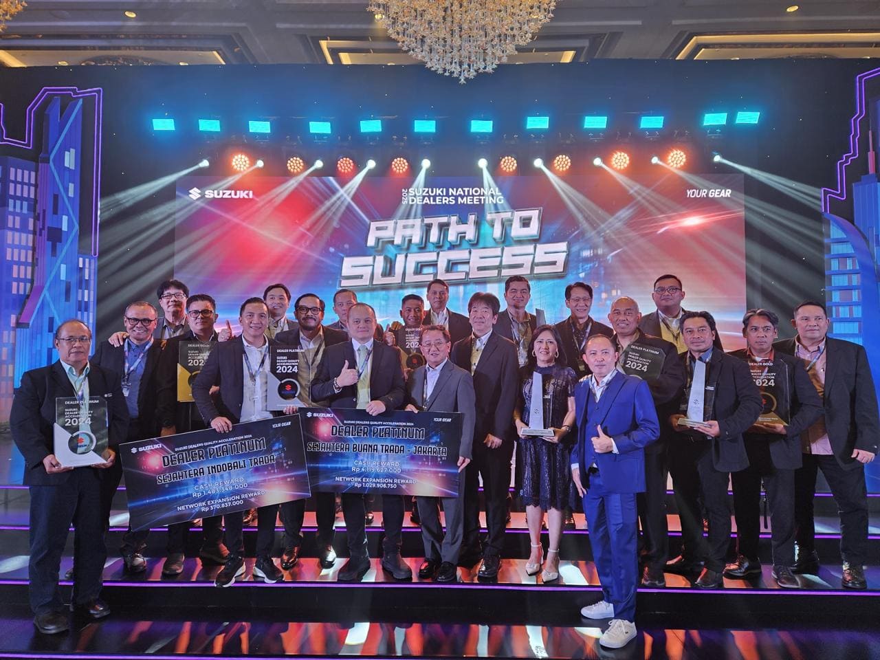 Komitmen Menjadi Dealer Terpercaya, Suzuki Trada Meraih Penghargaan Platinum Dealer Quality Acceler
